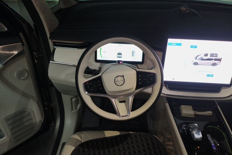 Used Volvo EM90 2025 Ultra Six-Seater Steering Wheel
