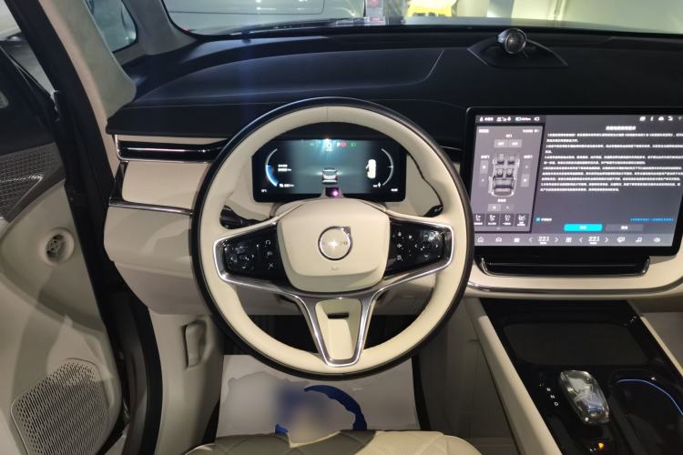 Used Volvo EM90 2025 Ultra Six-Seater Steering Wheel