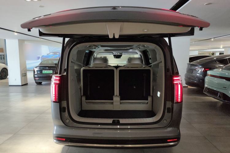 Used Volvo EM90 2025 Ultra Six-Seater Trunk