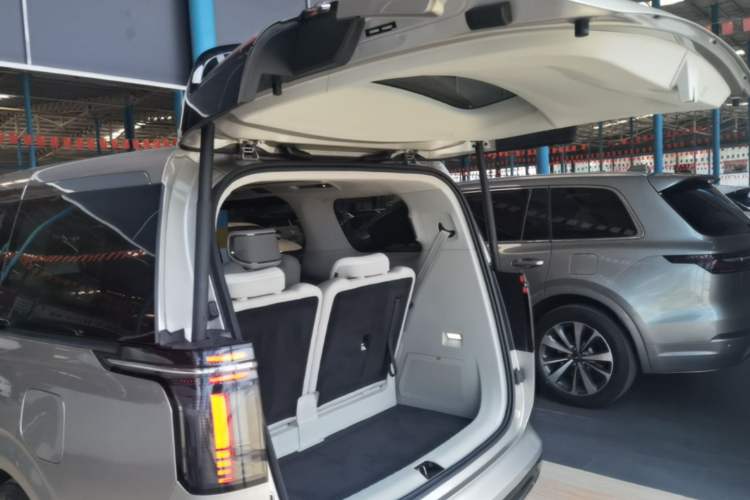 Used Volvo EM90 2025 Ultra Six-Seater Trunk