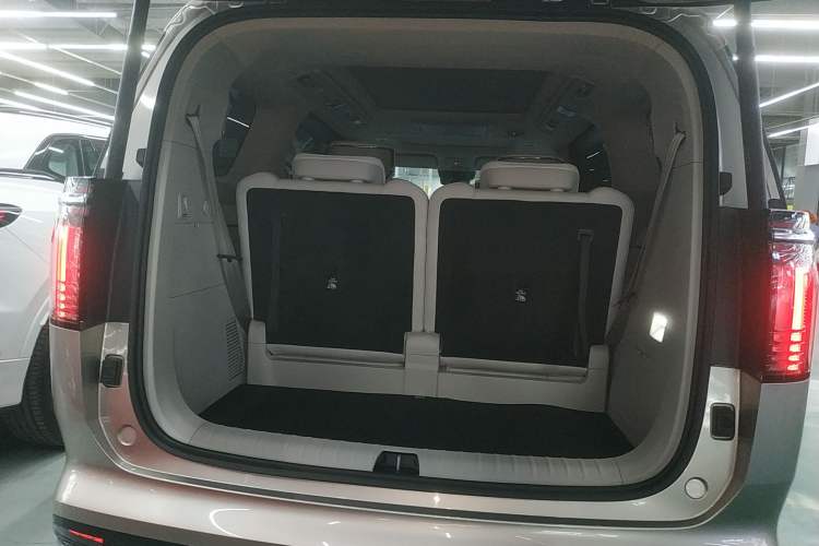 Used Volvo EM90 2025 Ultra Six-Seater Trunk