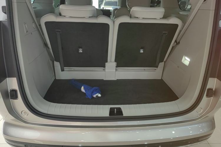 Used Volvo EM90 2025 Ultra Six-Seater Trunk