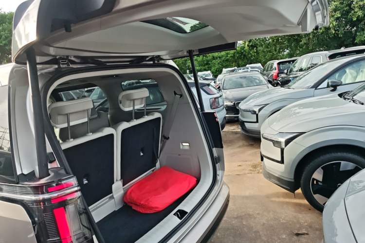Used Volvo EM90 2025 Ultra Six-Seater Trunk