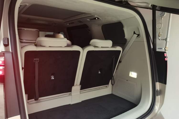 Used Volvo EM90 2025 Ultra Six-Seater Trunk