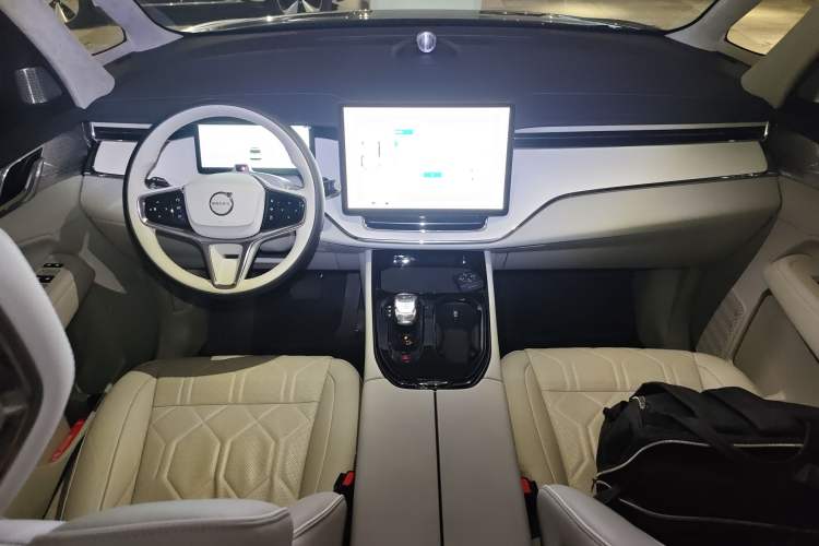 Used Volvo EM90 2025 Ultra Six-Seater Center Console