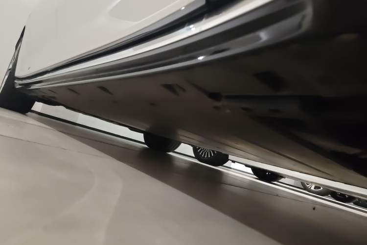 Used Volvo EM90 2025 Ultra Six-Seater Chassis Front Right