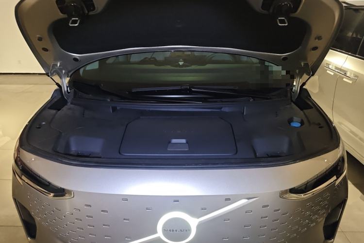Used Volvo EM90 2025 Ultra Six-Seater Engine Bay