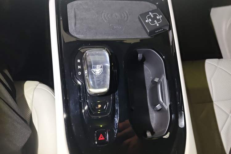 Used Volvo EM90 2025 Ultra Six-Seater Gear Lever