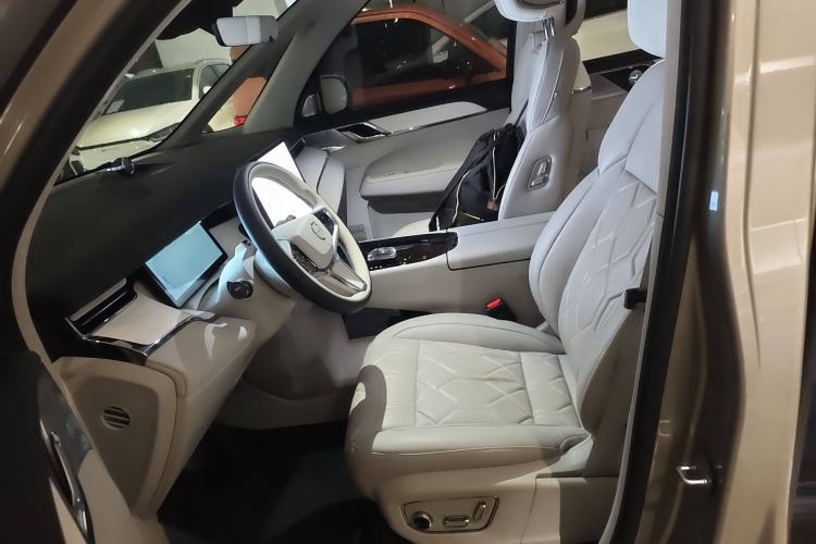 Used Volvo EM90 2025 Ultra Six-Seater Left Front Seat