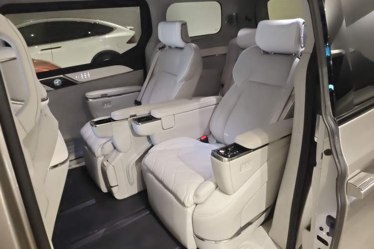 Used Volvo EM90 2025 Ultra Six-Seater Left Rear Seat