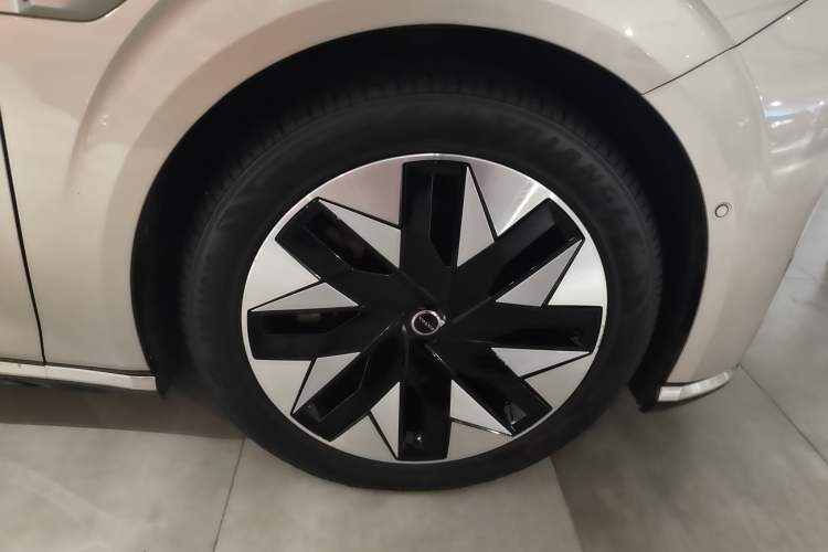 Used Volvo EM90 2025 Ultra Six-Seater Right Front Wheel Hub