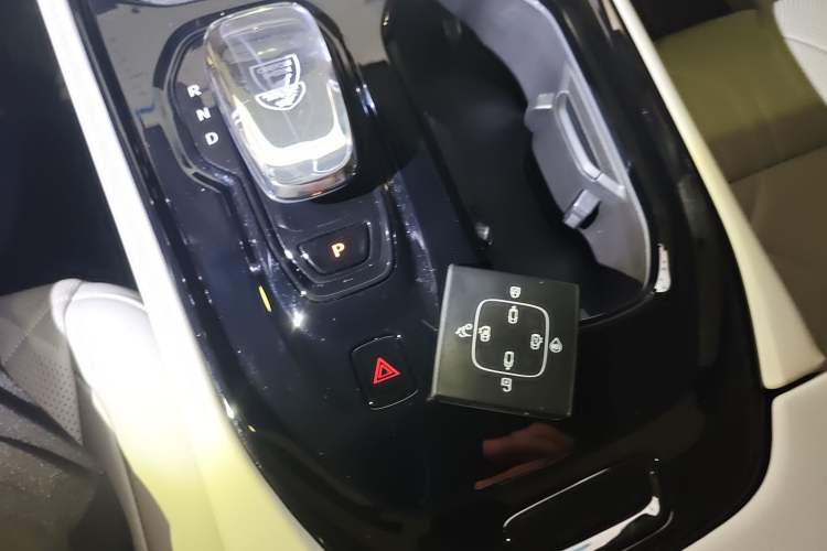 Used Volvo EM90 2025 Ultra Six-Seater Vehicle Key