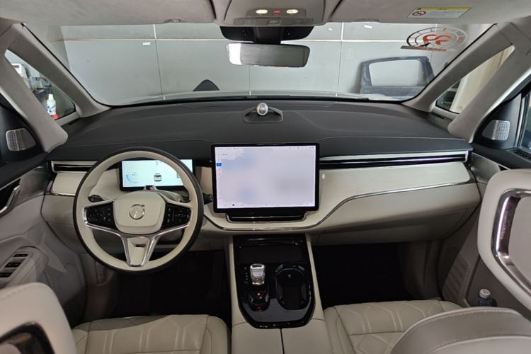 Used Volvo EM90 2025 Ultra Six-Seater Center Console