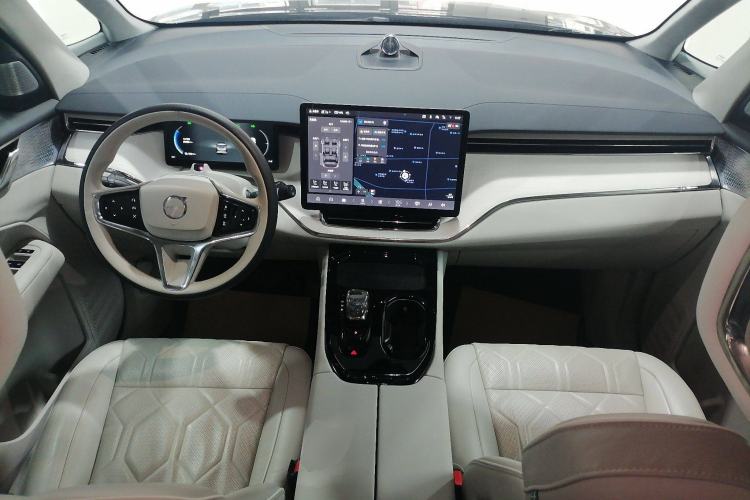Used Volvo EM90 2025 Ultra Six-Seater Center Console