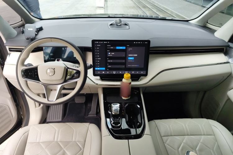 Used Volvo EM90 2025 Ultra Six-Seater Center Console