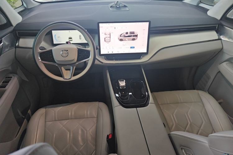 Used Volvo EM90 2025 Ultra Six-Seater Center Console