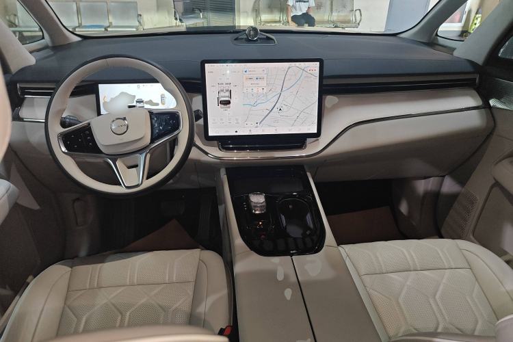 Used Volvo EM90 2025 Ultra Six-Seater Center Console