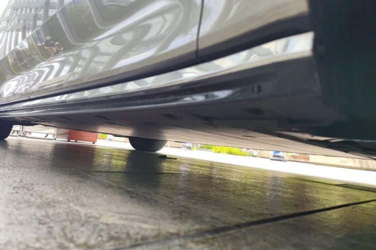 Used Volvo EM90 2025 Ultra Six-Seater Chassis Front Right