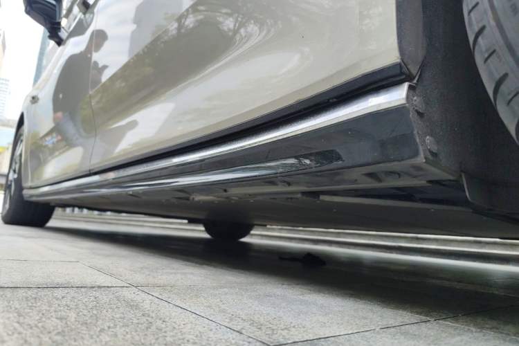 Used Volvo EM90 2025 Ultra Six-Seater Chassis Rear Left