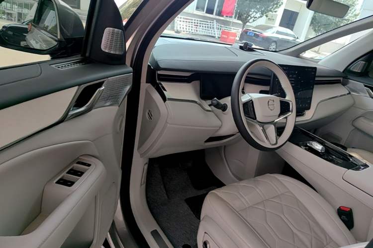 Used Volvo EM90 2025 Ultra Six-Seater Driver Seat
