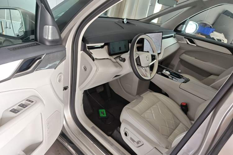 Used Volvo EM90 2025 Ultra Six-Seater Driver Seat