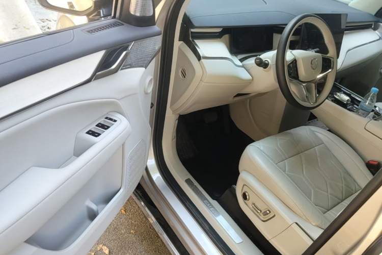 Used Volvo EM90 2025 Ultra Six-Seater Driver Seat