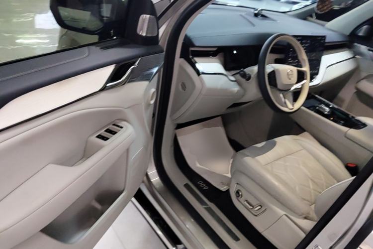 Used Volvo EM90 2025 Ultra Six-Seater Driver Seat