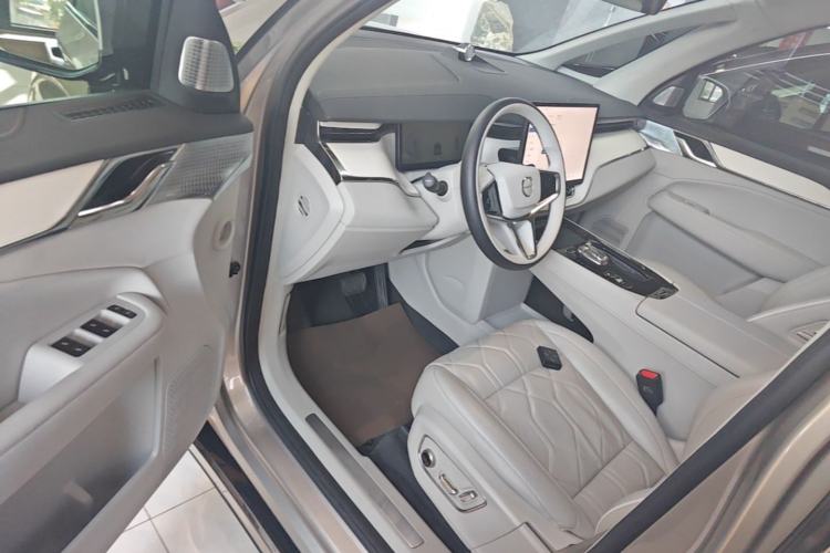 Used Volvo EM90 2025 Ultra Six-Seater Driver Seat
