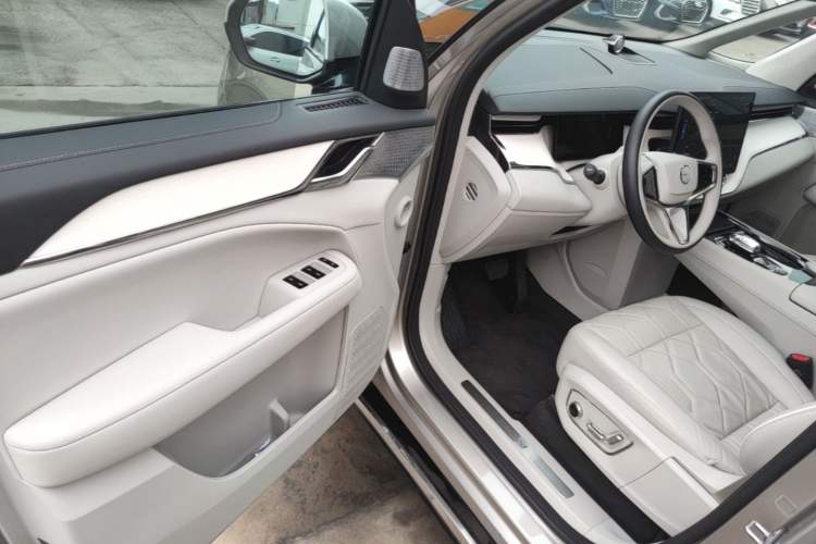 Used Volvo EM90 2025 Ultra Six-Seater Driver Seat