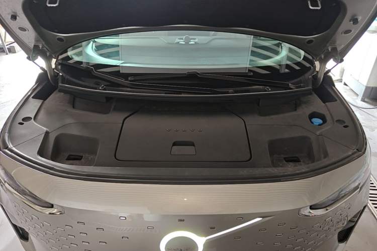 Used Volvo EM90 2025 Ultra Six-Seater Engine Bay