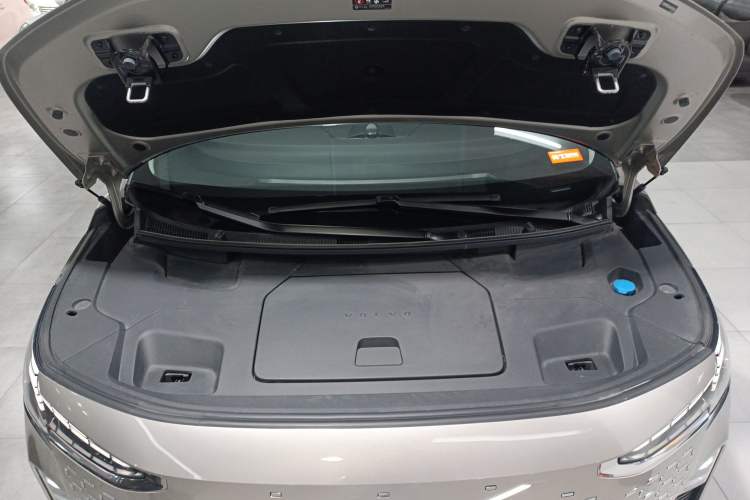 Used Volvo EM90 2025 Ultra Six-Seater Engine Bay