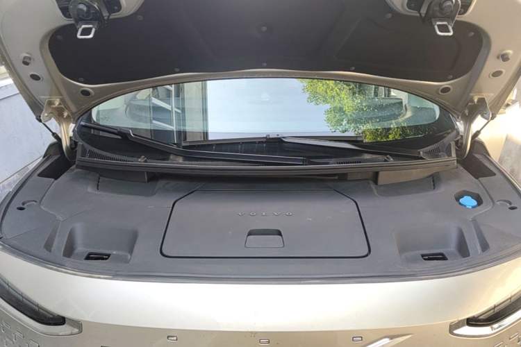Used Volvo EM90 2025 Ultra Six-Seater Engine Bay