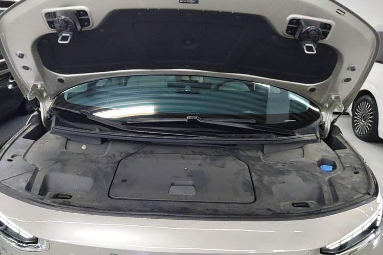 Used Volvo EM90 2025 Ultra Six-Seater Engine Bay