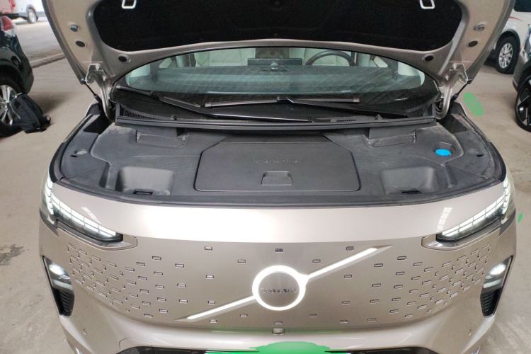 Used Volvo EM90 2025 Ultra Six-Seater Engine Bay
