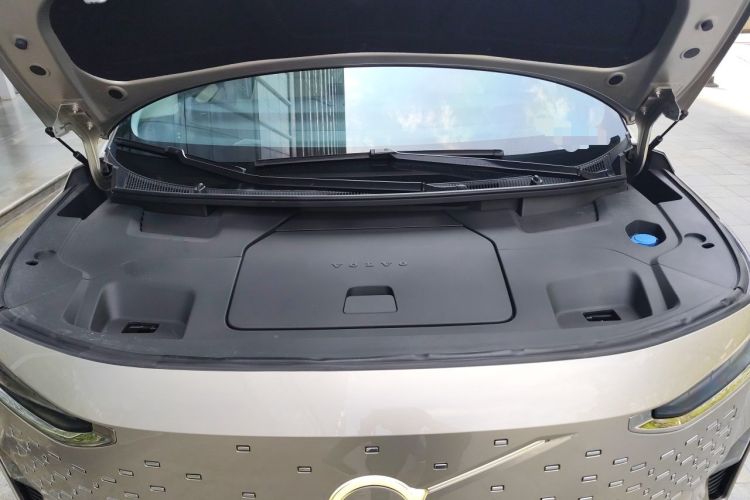 Used Volvo EM90 2025 Ultra Six-Seater Engine Bay