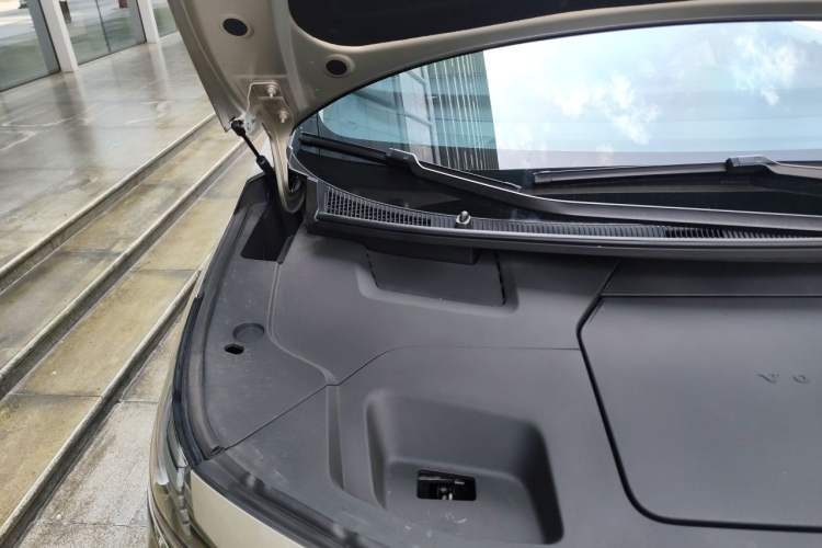 Used Volvo EM90 2025 Ultra Six-Seater Engine Bay Right