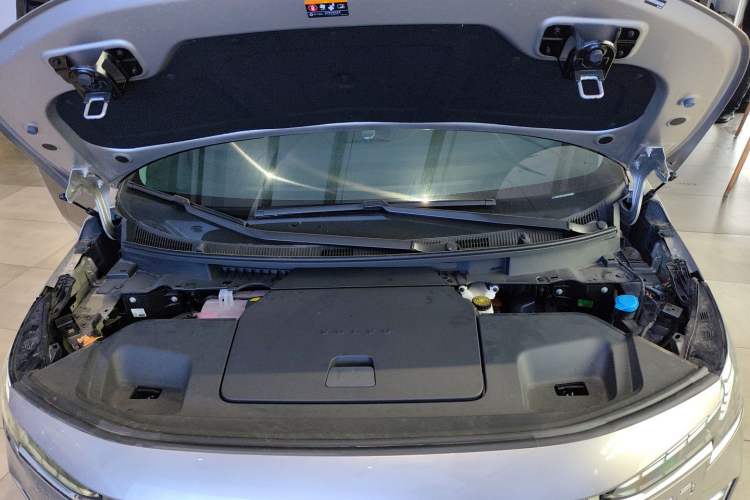 Used Volvo EM90 2025 Ultra Six-Seater Engine Bay
