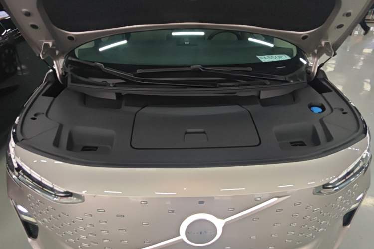 Used Volvo EM90 2025 Ultra Six-Seater Engine Bay