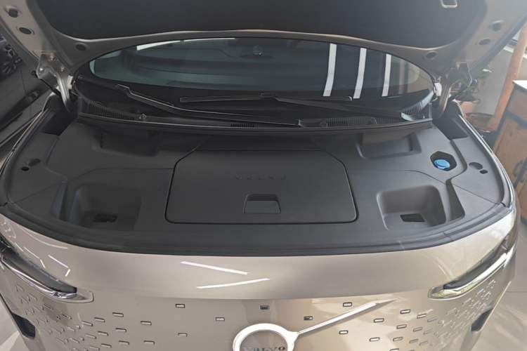 Used Volvo EM90 2025 Ultra Six-Seater Engine Bay