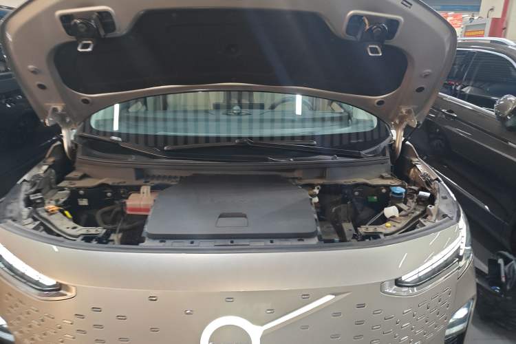 Used Volvo EM90 2025 Ultra Six-Seater Engine Bay