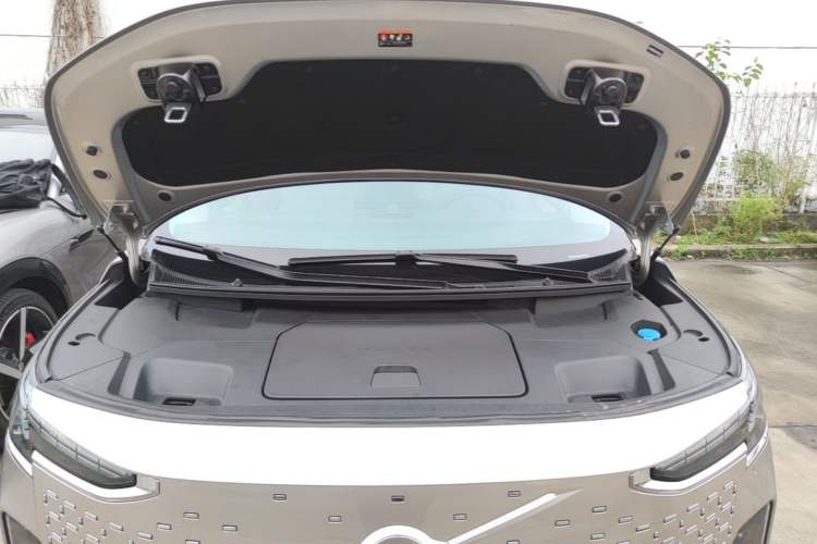 Used Volvo EM90 2025 Ultra Six-Seater Engine Bay