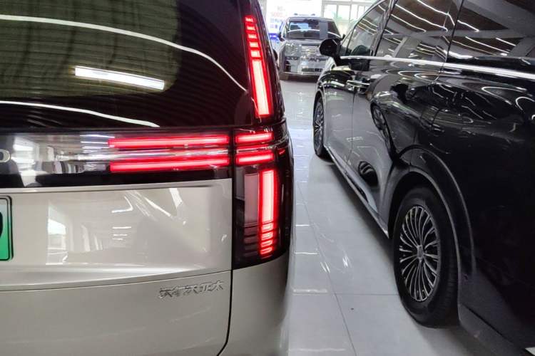 Used Volvo EM90 2025 Ultra Six-Seater Exterior 3