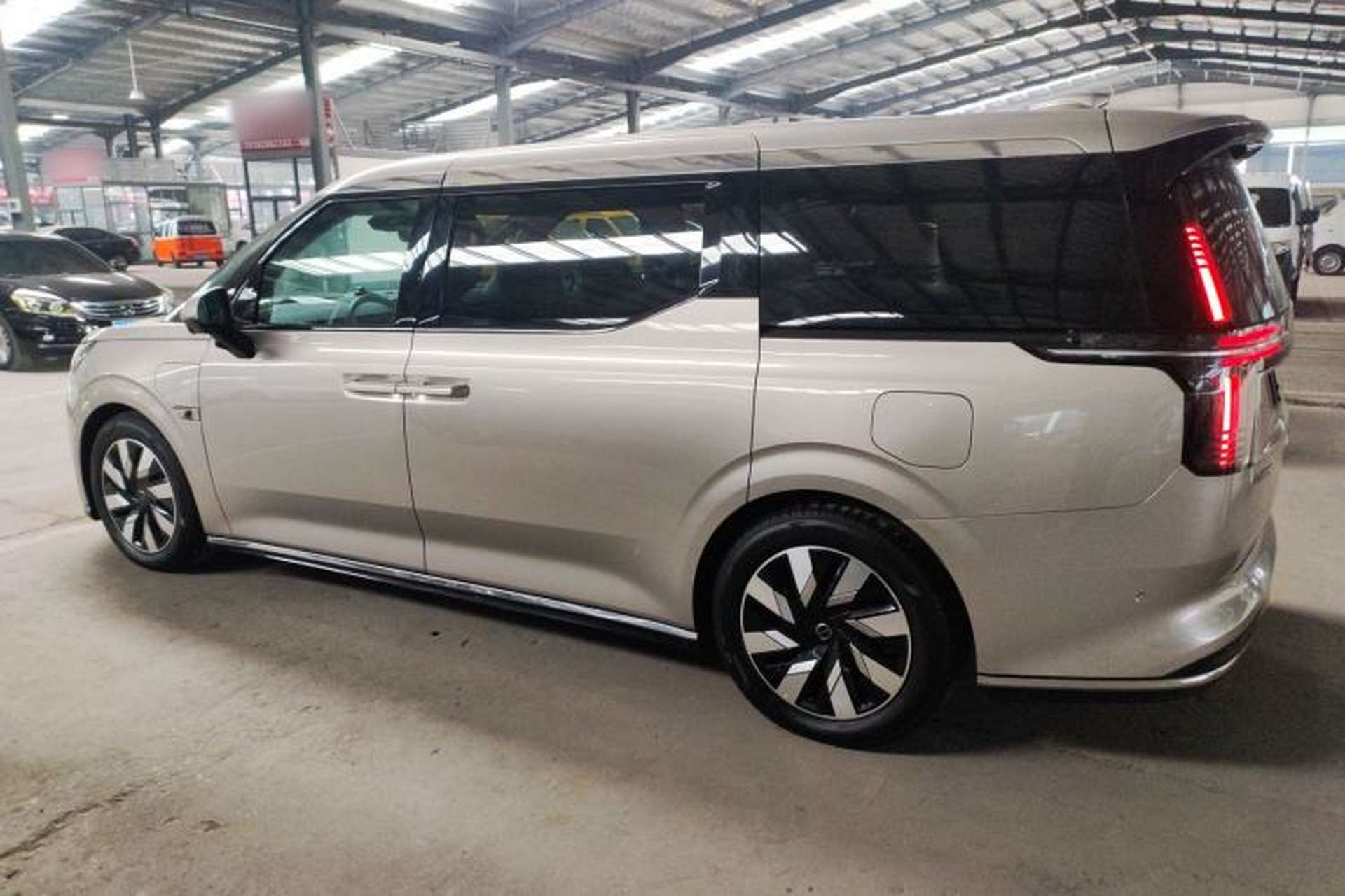 Used Volvo EM90 2025 Ultra Six-Seater Exterior 3