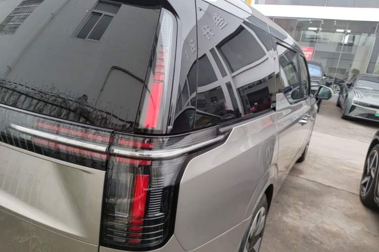 Used Volvo EM90 2025 Ultra Six-Seater Exterior 3
