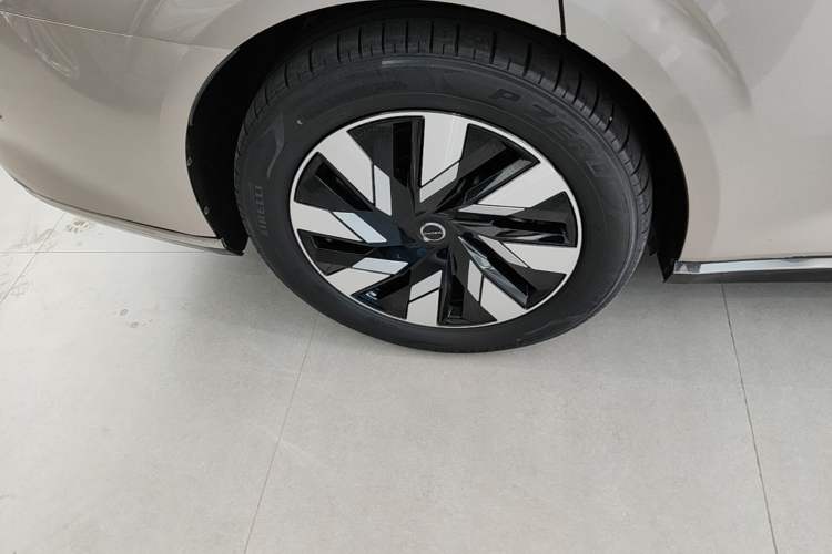 Used Volvo EM90 2025 Ultra Six-Seater Exterior 5