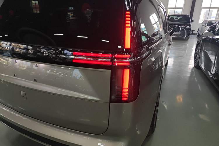 Used Volvo EM90 2025 Ultra Six-Seater Exterior 6