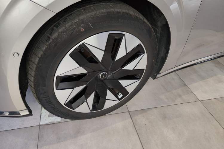Used Volvo EM90 2025 Ultra Six-Seater Exterior 7