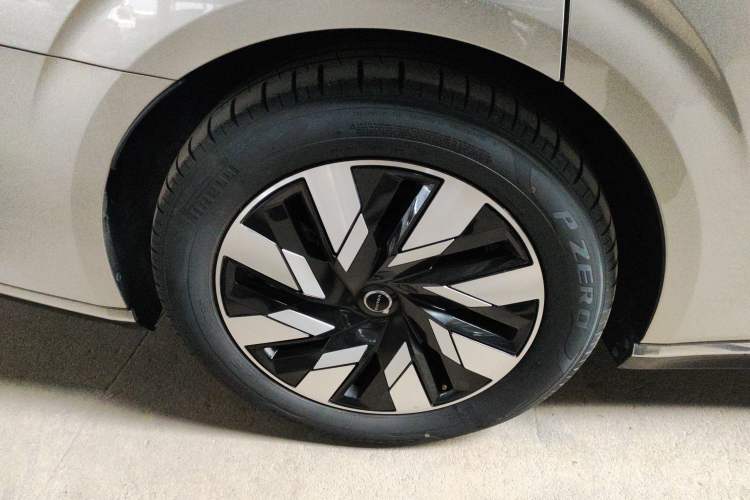Used Volvo EM90 2025 Ultra Six-Seater Exterior 8