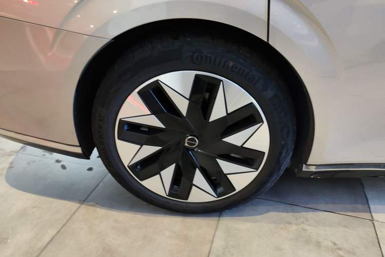 Used Volvo EM90 2025 Ultra Six-Seater Exterior 8