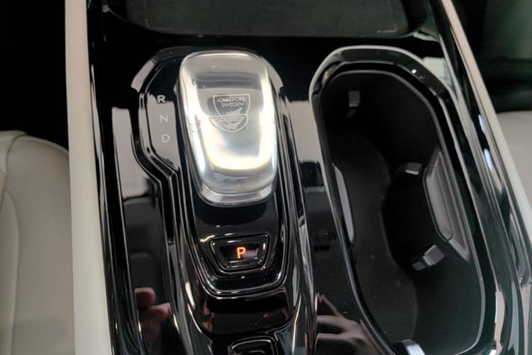 Used Volvo EM90 2025 Ultra Six-Seater Gear Lever